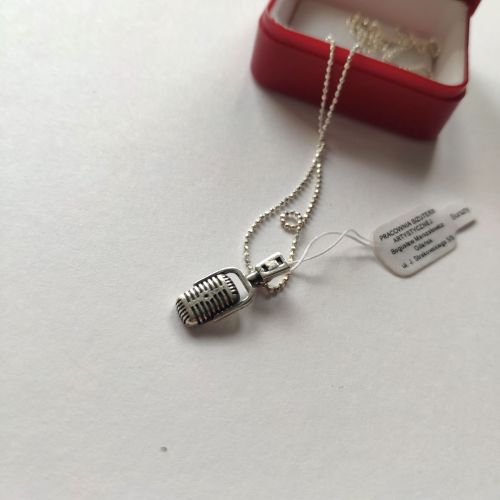 Wisiorek z mikrofonem 'ELVISA'